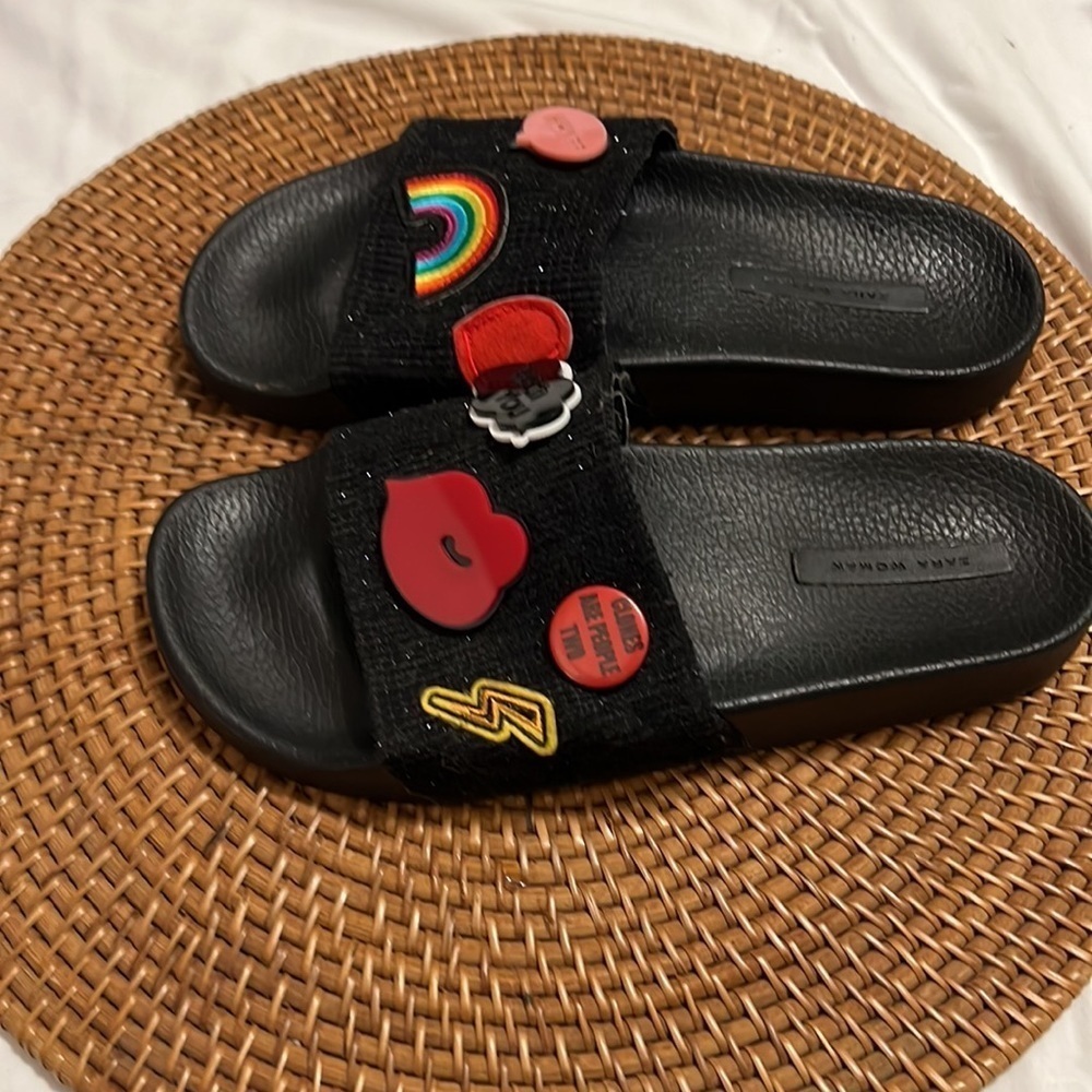 Zara slides - Picture 2 of 6